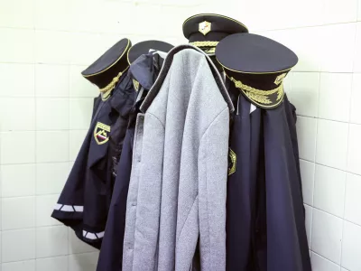 - simbolična fotografija - uniforma- 12.02.2025 - Policija je nagradila 66 izjemnih posameznikov, ki so v najrazličnej&scaron;ih okoli&scaron;činah pomagali re&scaron;evati življenja ljudi - podelitev, policija, hrabrost, požrtvovalnost, priznanja//FOTO: Jaka Gasar