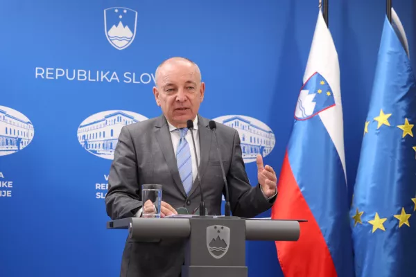 Ljubljana, Vlada RS.Novinarska konferenca ob redni tedenski seji vlade, na kateri so med drugim obravnavali nacionalni reformni program, dopolnjeni program stabilnosti in odlok o visini javnofinancnih odhodkov za leta 2023, 2024 in 2025.Minister za finance Andrej Sircelj.