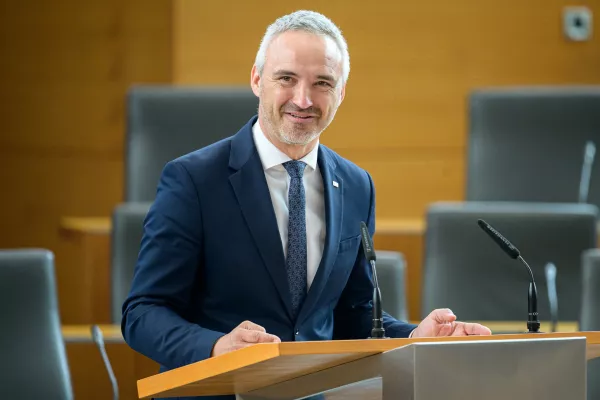 Ljubljana, DZ.Izredna seja DZ, na kateri so med drugim obravnavali predlog sklepa o razpisu zakonodajnega referenduma o zakonu o interventnih ukrepih za razvoj Slovenije.Vodja poslanske skupine NSi, SLS, FOKUS Janez Cigler Kralj.