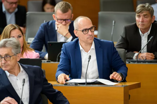 Ljubljana, DZ.Izredna seja DZ, na kateri so med drugim obravnavali predlog sklepa o razpisu zakonodajnega referenduma o zakonu o interventnih ukrepih za razvoj Slovenije.Vodja poslanske skupine Demokrati Tadej Ostrc.