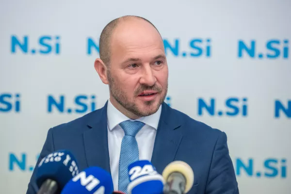 Ljubljana, DZ.Novinarska konferenca predsednikov NSi, SLS in Fokusa Marka Lotrica ob podpisu sporazuma o sodelovanju na drzavnozborskih volitvah.Predsednik NSi Jernej Vrtovec.