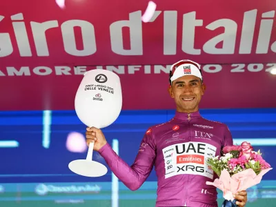 Cycling - Giro d'Italia - Stage 17 - Cassano d'Adda to Andalo - Italy - May 27, 2026 UAE Team Emirates - XRG's Jhonatan Narvaez celebrates wearing the maglia ciclamino jersey after stage 17 REUTERS/Jennifer Lorenzini