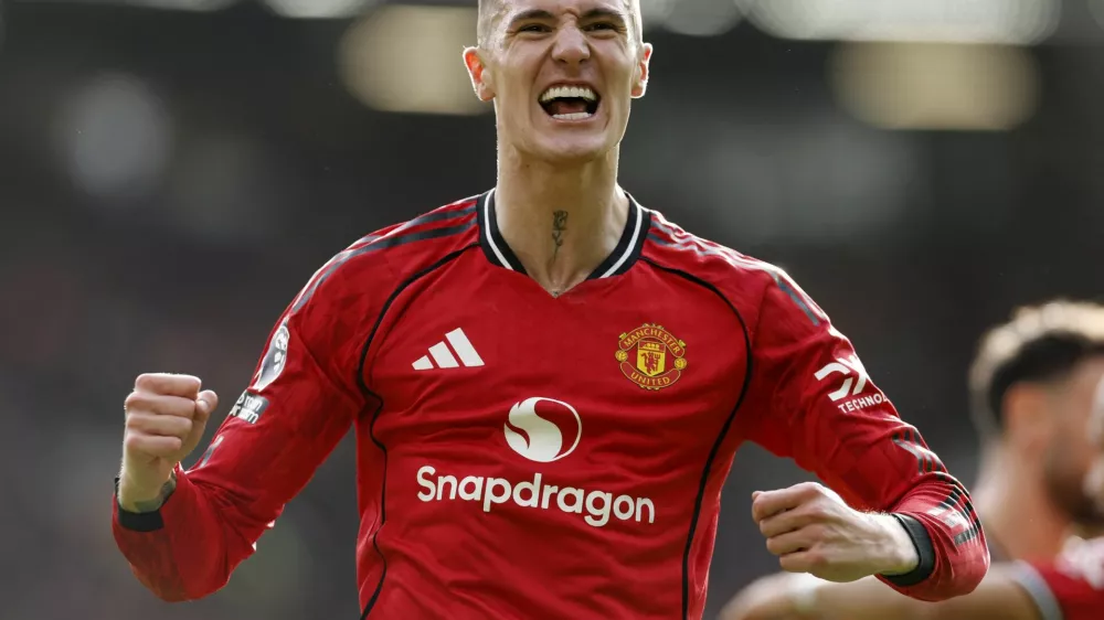 Soccer Football - Premier League - Manchester United v Crystal Palace - Old Trafford, Manchester, Britain - March 1, 2026 Manchester United's Benjamin Sesko celebrates scoring their second goal Action Images via Reuters/Jason Cairnduff EDITORIAL USE ONLY. NO USE WITH UNAUTHORIZED AUDIO, VIDEO, DATA, FIXTURE LISTS, CLUB/LEAGUE LOGOS OR 'LIVE' SERVICES. ONLINE IN-MATCH USE LIMITED TO 120 IMAGES, NO VIDEO EMULATION. NO USE IN BETTING, GAMES OR SINGLE CLUB/LEAGUE/PLAYER PUBLICATIONS. PLEASE CONTACT YOUR ACCOUNT REPRESENTATIVE FOR FURTHER DETAILS..
