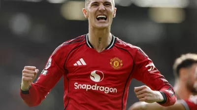 Soccer Football - Premier League - Manchester United v Crystal Palace - Old Trafford, Manchester, Britain - March 1, 2026 Manchester United's Benjamin Sesko celebrates scoring their second goal Action Images via Reuters/Jason Cairnduff EDITORIAL USE ONLY. NO USE WITH UNAUTHORIZED AUDIO, VIDEO, DATA, FIXTURE LISTS, CLUB/LEAGUE LOGOS OR 'LIVE' SERVICES. ONLINE IN-MATCH USE LIMITED TO 120 IMAGES, NO VIDEO EMULATION. NO USE IN BETTING, GAMES OR SINGLE CLUB/LEAGUE/PLAYER PUBLICATIONS. PLEASE CONTACT YOUR ACCOUNT REPRESENTATIVE FOR FURTHER DETAILS..