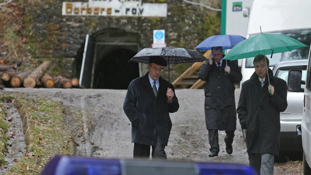 vodja sektorja za vojna grobi&scaron;ča pri ministrstvu za delo Marko &Scaron;trovs in Vodja policijske akcije sprava Pavel Jamnik- prikrito grobi&scaron;če Barbara rov v pemogovniku Huda jama pri La&scaron;kem - odkritje žrtev množičnega povojnega poboja.- - polaganje venca pri kapelici pred Barbara rovom, ki sta se ga udeležili hrva&scaron;ka in slovenska delegacija//FOTO: Luka CjuhaOPOMBA: ZA OBJAVO V ČASOPISU DNEVNIK