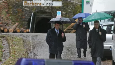 vodja sektorja za vojna grobi&scaron;ča pri ministrstvu za delo Marko &Scaron;trovs in Vodja policijske akcije sprava Pavel Jamnik- prikrito grobi&scaron;če Barbara rov v pemogovniku Huda jama pri La&scaron;kem - odkritje žrtev množičnega povojnega poboja.- - polaganje venca pri kapelici pred Barbara rovom, ki sta se ga udeležili hrva&scaron;ka in slovenska delegacija//FOTO: Luka CjuhaOPOMBA: ZA OBJAVO V ČASOPISU DNEVNIK