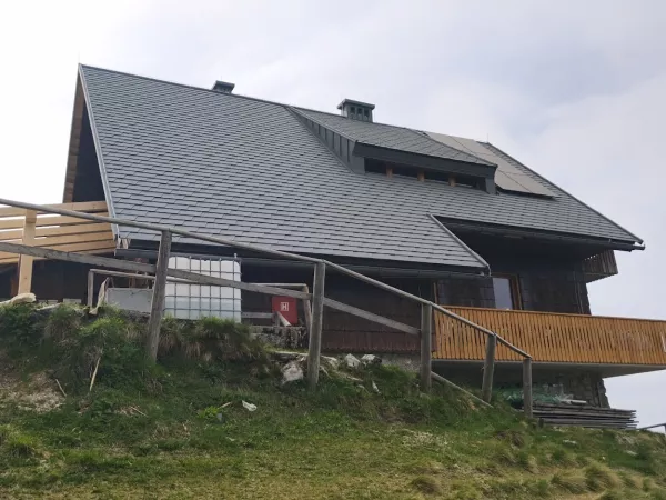 Koča na Golici, nova streha