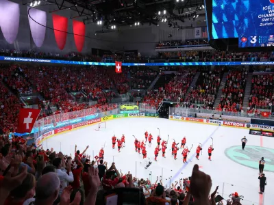 Ice Hockey - IIHF World Championships - Quarter Final - Switzerland v Sweden - Swiss Life Arena, Zurich, Switzerland - May 28, 2026 Switzerland players celebrate after the match REUTERS/Denis Balibouse