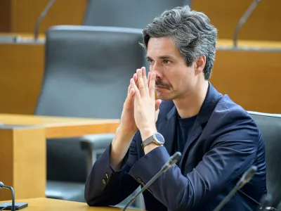 Ljubljana, DZ.Izredna seja DZ, na kateri so med drugim obravnavali predlog sklepa o razpisu zakonodajnega referenduma o zakonu o interventnih ukrepih za razvoj Slovenije.Sokoordinator Levice Luka Mesec.