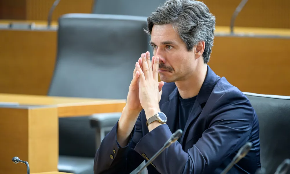 Ljubljana, DZ.Izredna seja DZ, na kateri so med drugim obravnavali predlog sklepa o razpisu zakonodajnega referenduma o zakonu o interventnih ukrepih za razvoj Slovenije.Sokoordinator Levice Luka Mesec.