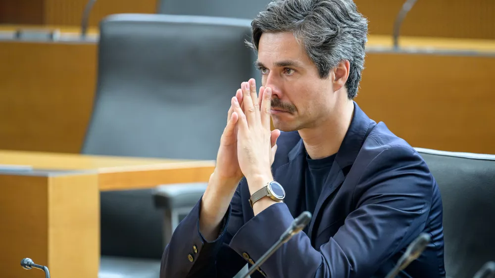 Ljubljana, DZ.Izredna seja DZ, na kateri so med drugim obravnavali predlog sklepa o razpisu zakonodajnega referenduma o zakonu o interventnih ukrepih za razvoj Slovenije.Sokoordinator Levice Luka Mesec.