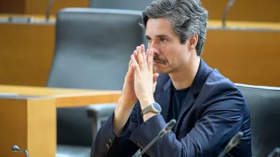 Ljubljana, DZ.Izredna seja DZ, na kateri so med drugim obravnavali predlog sklepa o razpisu zakonodajnega referenduma o zakonu o interventnih ukrepih za razvoj Slovenije.Sokoordinator Levice Luka Mesec.