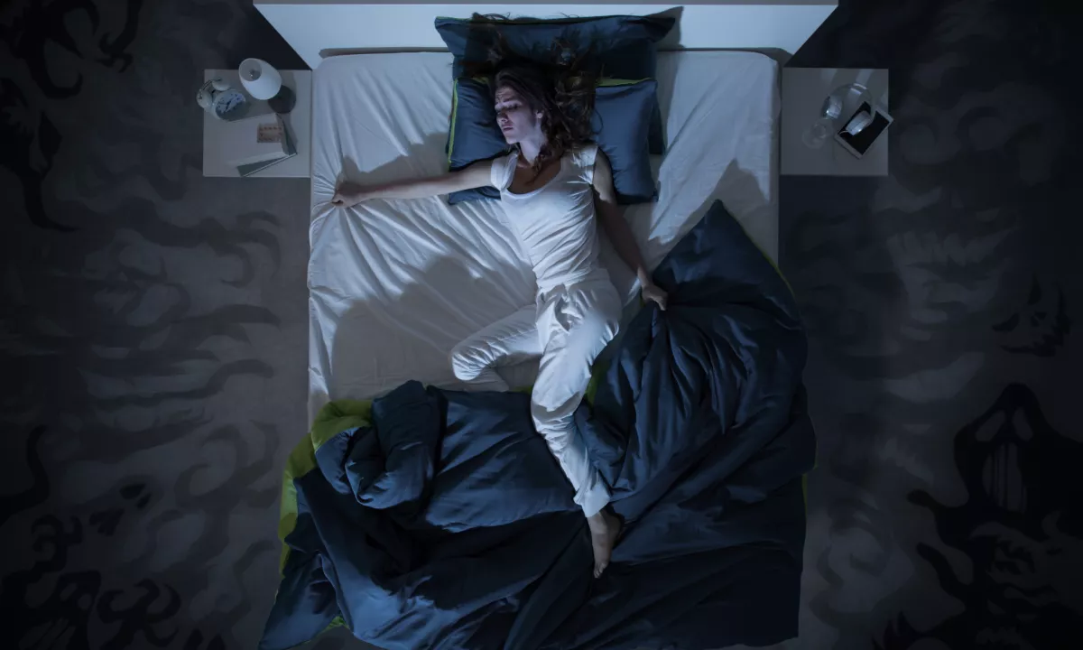 Poznate zelo enostavno metodo za hlajenje prostora brez pomoči klime ali ventilatorja? Morda ni intuitivna, ji pa gredo na roko fizikalni zakoni.