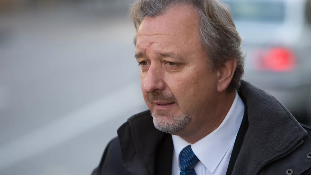 Nekdanji veleposlanik v Avstraliji Milan Balažic pred MZZ, medijem predstavil poročilo o okoli&scaron;činah odpoklica, ki ga je prejel od KPK, - 12.01.2016 pred Ministrstvom za zunanje zadeve (MZZ) - predstavitev zaključnih ugotovitev Komisije za preprečevanje korupcije (KPK) v primeru Tajna diplomacija, ki se nana&scaron;a na dejavnost preiskovancev zunanjega ministra Karla Erjavca, biv&scaron;e premierke Alenke Bratu&scaron;ek ter odpoklic Milana Balažica z veleposlani&scaron;kega mesta v Avstraliji;//FOTO: Maja Marko