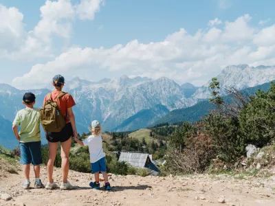 Sprehodi so lahko čudovito doživetje za celo družino. / Foto: Istock