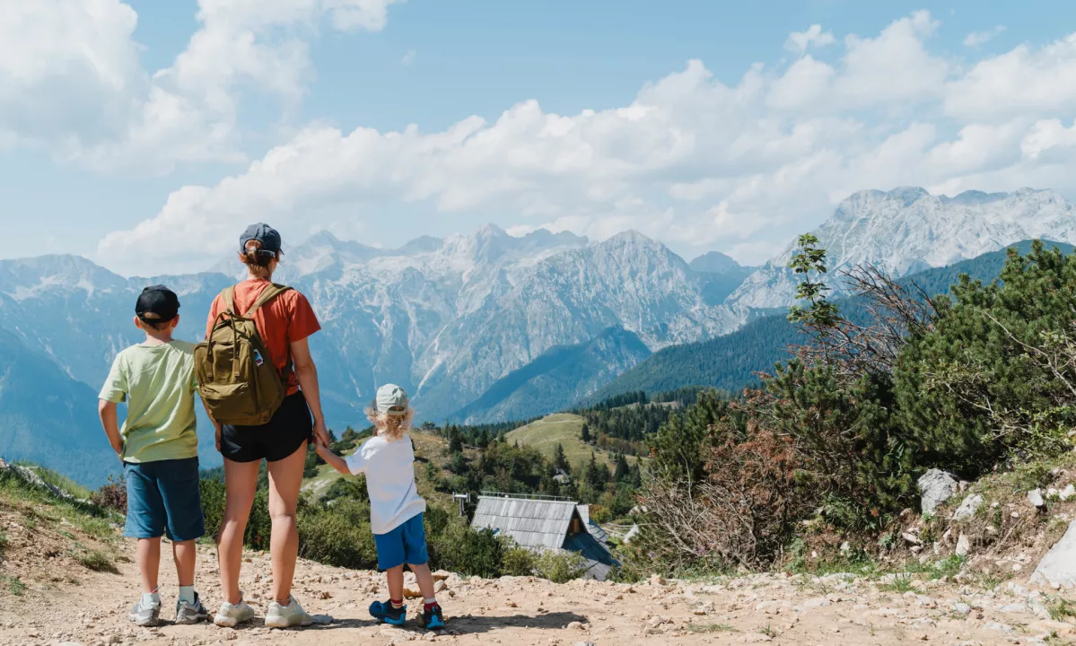 Načrtovanje planinskih izletov z najmlajšimi zahteva pravo motivacijo in dobro pripravo. Odkrijte trike za sproščeno pot ter ideje za izlete po vsej Sloveniji.