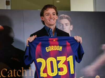 Barcelona new signing soccer player Anthony Gordon poses with his jersey during his official presentation in Barcelona, Spain, on Friday, May 29, 2026. (AP Photo/Joan Mateu)