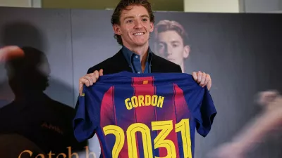Barcelona new signing soccer player Anthony Gordon poses with his jersey during his official presentation in Barcelona, Spain, on Friday, May 29, 2026. (AP Photo/Joan Mateu)