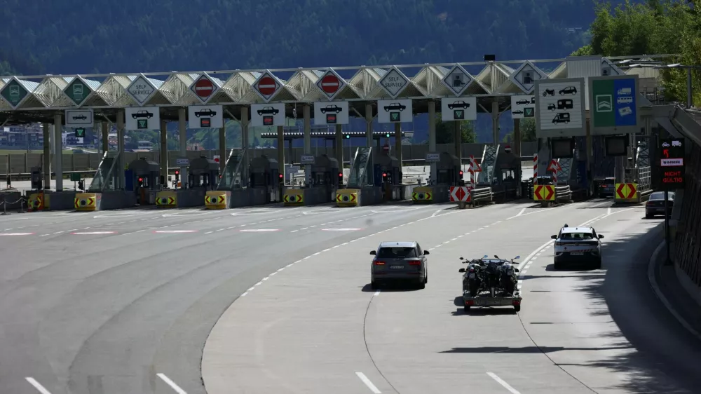 Last cars pass Schoenberg Toll Plaza before the Brenner motorway is closed, on the day protestors demonstrate against the growing traffic load, in Schoenberg, Austria, May 30, 2026. REUTERS/Christian Mang