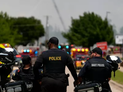 Police and firefighting crews respond to the scene of a large fire at an apartment complex in Dallas, Thursday, May 28, 2026. (AP Photo/Gabriela Passos)