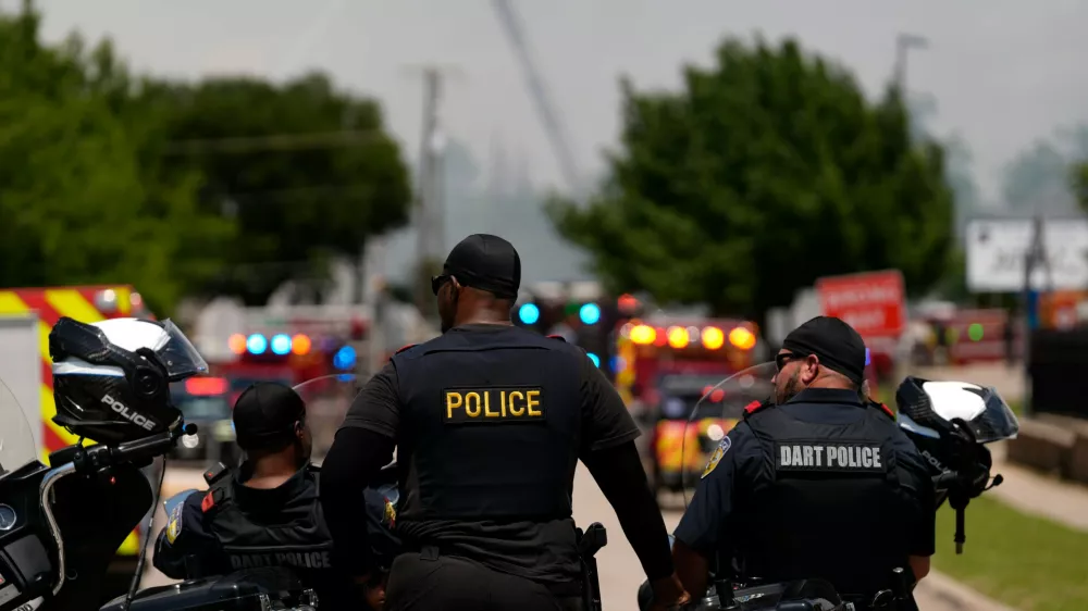 Police and firefighting crews respond to the scene of a large fire at an apartment complex in Dallas, Thursday, May 28, 2026. (AP Photo/Gabriela Passos)