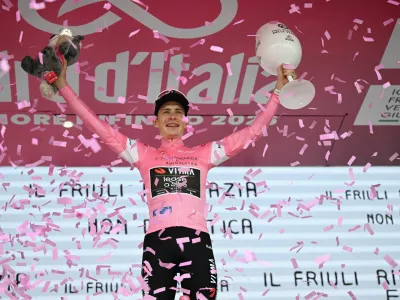 Cycling - Giro d'Italia - Stage 20 - Gemona del Friuli to Piancavallo - Italy - May 30, 2026 Team Visma - Lease a Bike's Jonas Vingegaard celebrates wearing the maglia rosa jersey on the podium after stage 20 REUTERS/Jennifer Lorenzini
