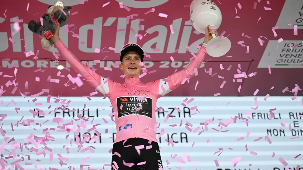 Cycling - Giro d'Italia - Stage 20 - Gemona del Friuli to Piancavallo - Italy - May 30, 2026 Team Visma - Lease a Bike's Jonas Vingegaard celebrates wearing the maglia rosa jersey on the podium after stage 20 REUTERS/Jennifer Lorenzini