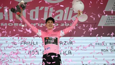 Cycling - Giro d'Italia - Stage 20 - Gemona del Friuli to Piancavallo - Italy - May 30, 2026 Team Visma - Lease a Bike's Jonas Vingegaard celebrates wearing the maglia rosa jersey on the podium after stage 20 REUTERS/Jennifer Lorenzini