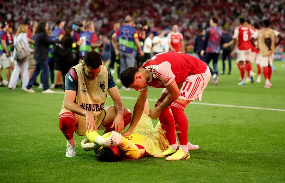 Soccer Football - UEFA Champions League - Final - Paris St Germain v Arsenal - Puskas Arena, Budapest, Hungary - May 30, 2026 Arsenal's David Raya looks dejected after the match REUTERS/Phil Noble   TPX IMAGES OF THE DAY