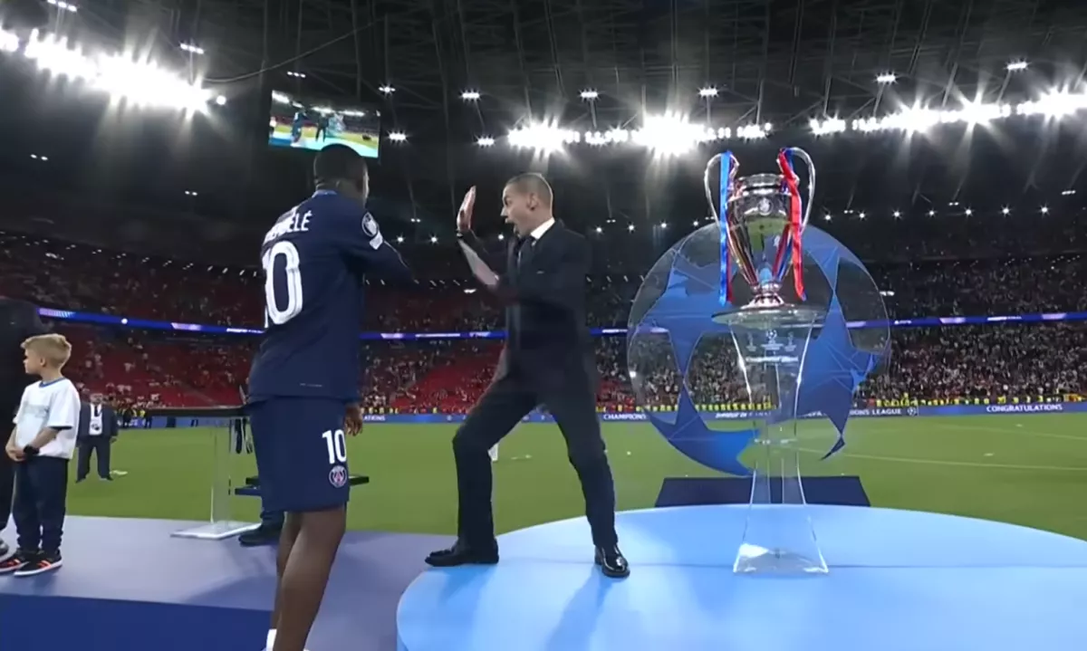 Med podeljevanjem je prišlo do simpatičnega nesporazuma med Čeferinom in pariškim zvezdnikom Dembéléjem.