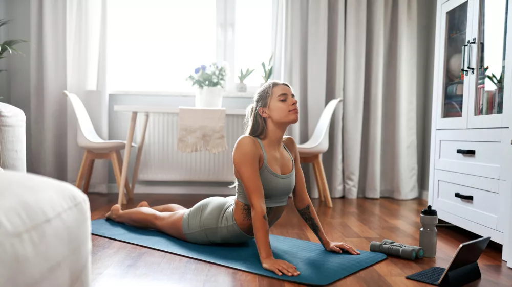 Joga ima vsestranske koristi in ne bo prav nič narobe, če se je lotite. Vsak po svojih zmožnostih. / Foto: Istock
