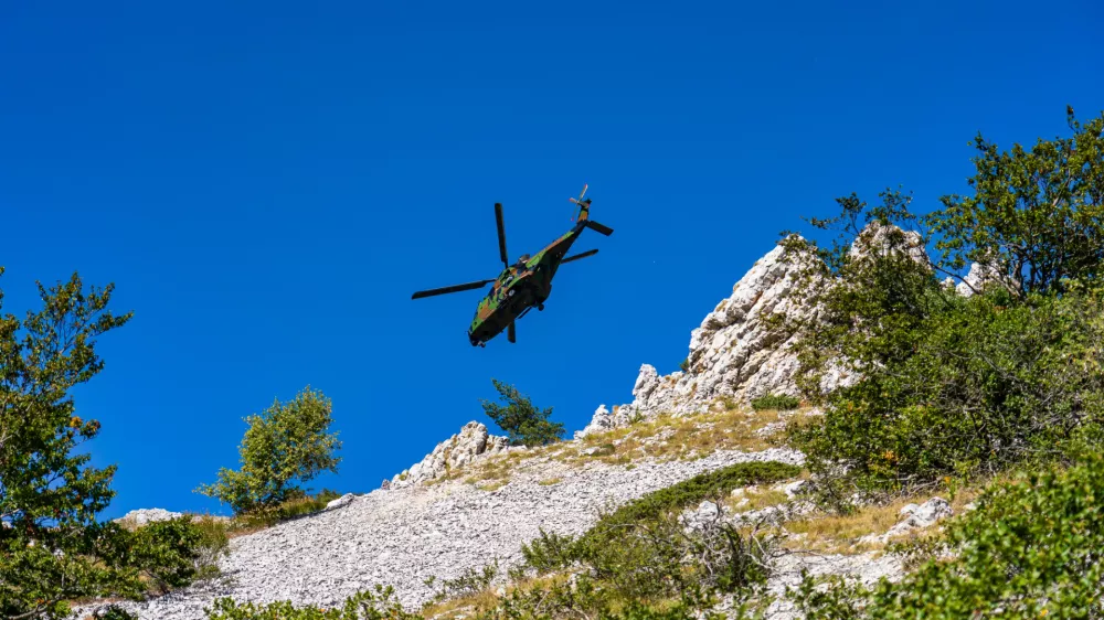 Voja&scaron;ki helikopterji so za re&scaron;evanje ljudi nepogre&scaron;ljivi tudi na Hrva&scaron;kem. Slika je simbolična.