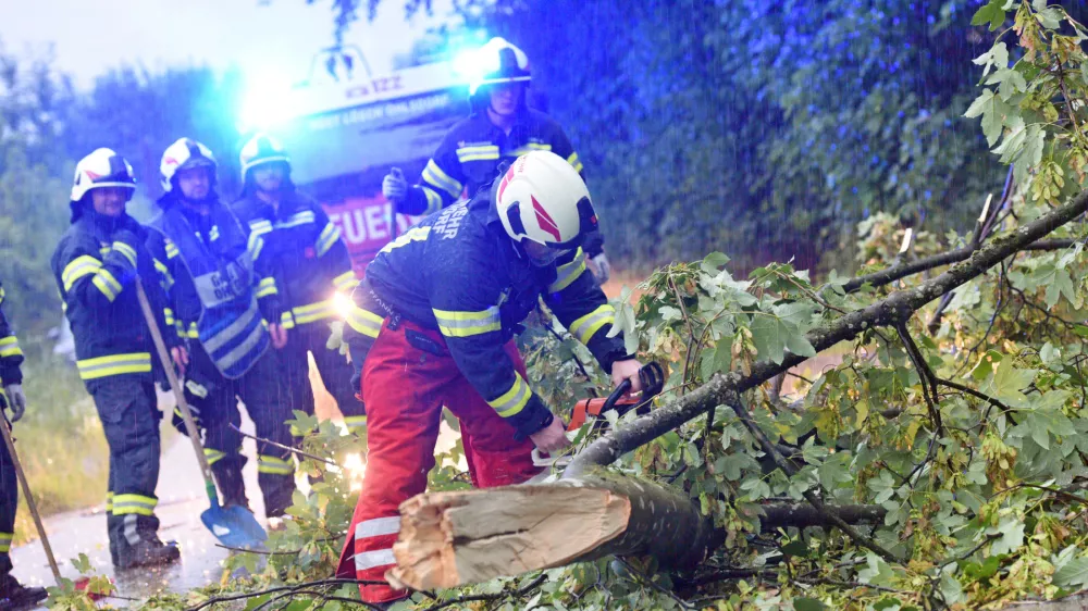 Avstrijski gasilci med posredovanjem. Slika je simbolična.