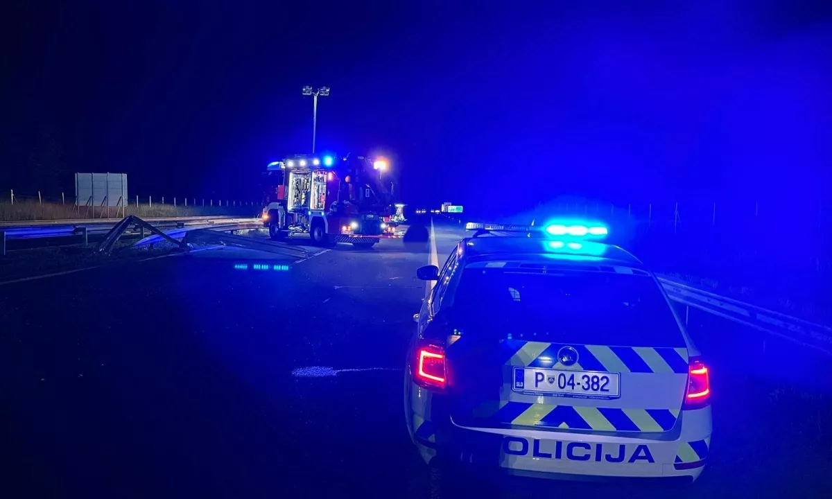 V trčenju avtov, pri čemer je 29-letnik po avtocesti vozil v napačno smer, sta umrla povzročitelj in sopotnica v drugem vozilu
