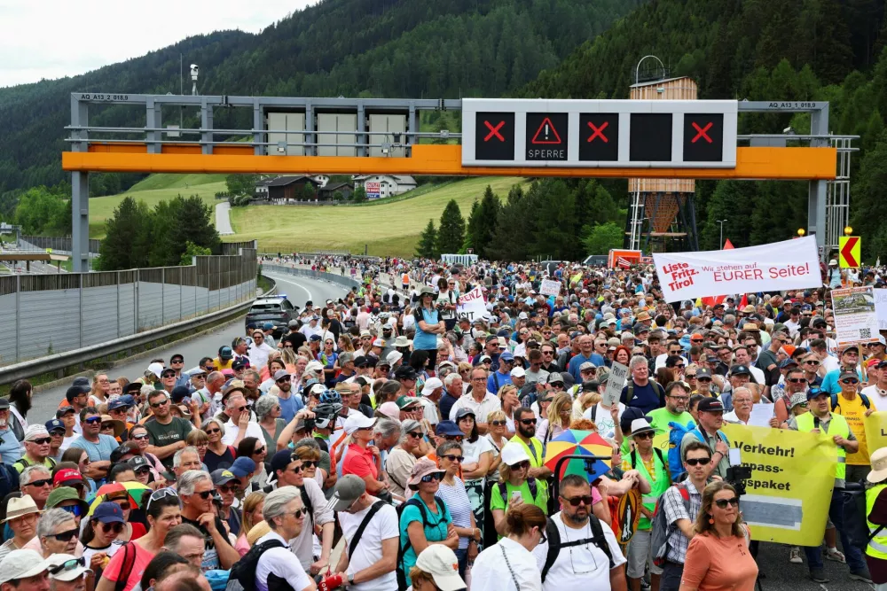 People demonstrate against the growing traffic load on the Brenner motorway between Austria and Italy, near Matrei, Austria, May 30, 2026. REUTERS/Christian Mang   TPX IMAGES OF THE DAY