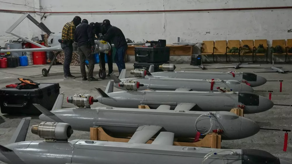 Servicemen of Ukraine's defense intelligence set up drones against Russian in an undisclosed location in Ukraine late Thursday, May 28, 2026. (AP Photo/Efrem Lukatsky) / Foto: Efrem Lukatsky