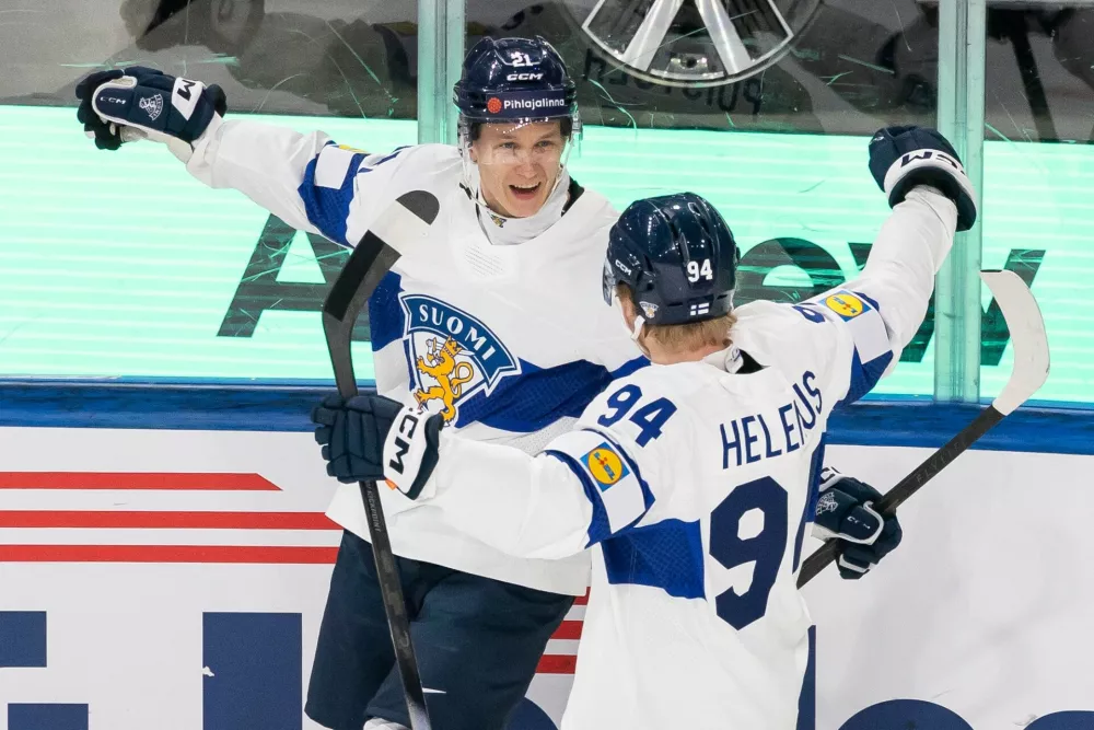 Finland's Patrik Puistola, left, celebrates with Konsta Helenius after scoring during the semifinal game between Finland and Canada at the men's ice hockey world championship, Saturday, May 30, 2026, in Zurich, Switzerland. (Cyril Zingaro/Keystone via AP)