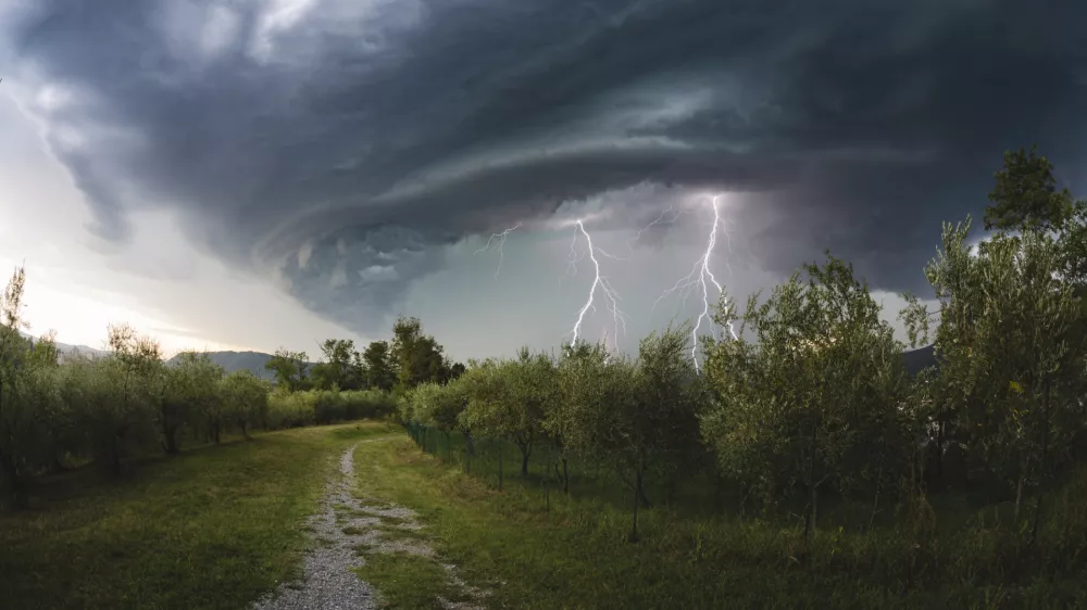 Tudi danes bo treskalo in grmelo / Foto: Istock