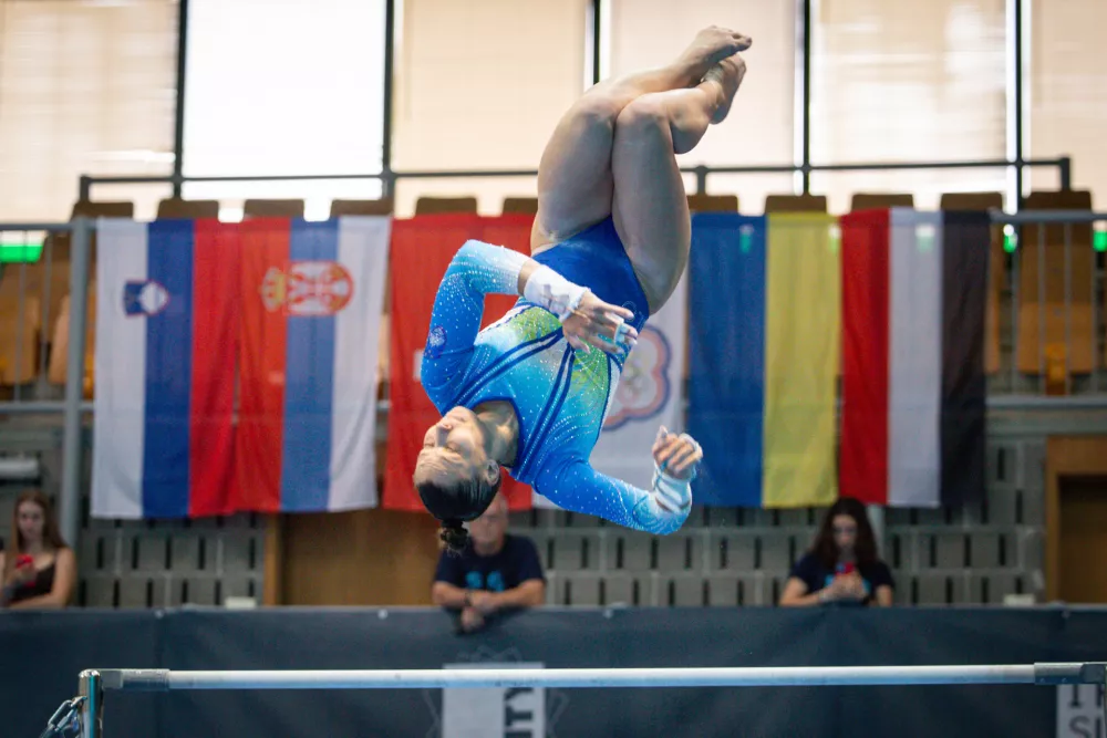 Koper, Arena Bonifika.Svetovni izziv v sportni gimnastiki, kvalifikacije.Telovadka Lucija Hribar na bradlji. 