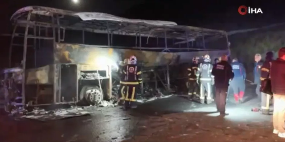 Od avtobusa je ostalo komaj kaj. Požar je mnogim potnikom preprečil beg.