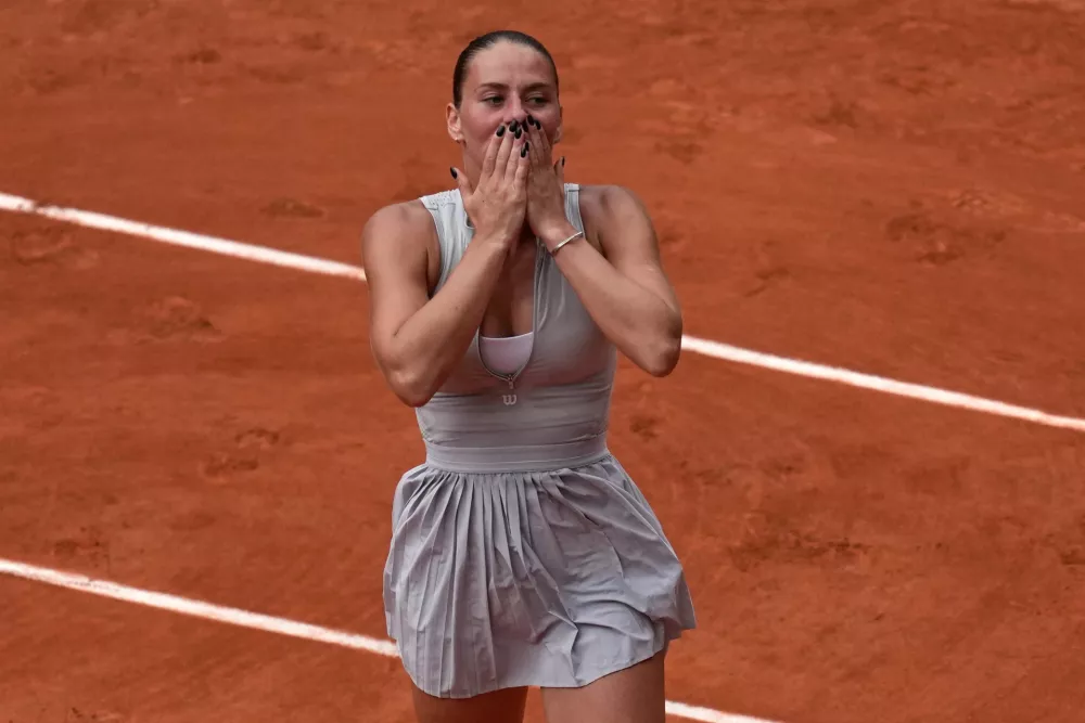 Ukraine's Marta Kostyuk reacts after the fourth-round tennis against Poland's Iga Swiatek match at the French Open in Paris, Sunday, May 31, 2026. (AP Photo/Christophe Ena)