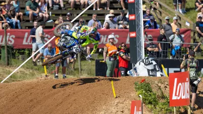 Tim Gajser v Nemčiji dirka kljub po&scaron;kodbi kolena. 