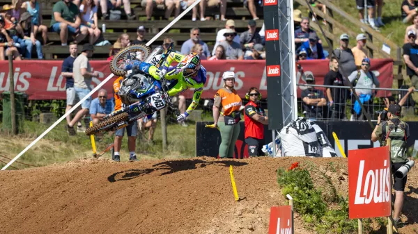 Tim Gajser v Nemčiji dirka kljub po&scaron;kodbi kolena. 