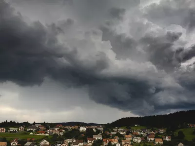 Nad slovenijo se zgrinjajo dramatični oblaki. Slika je simbolična. / Foto: Istock