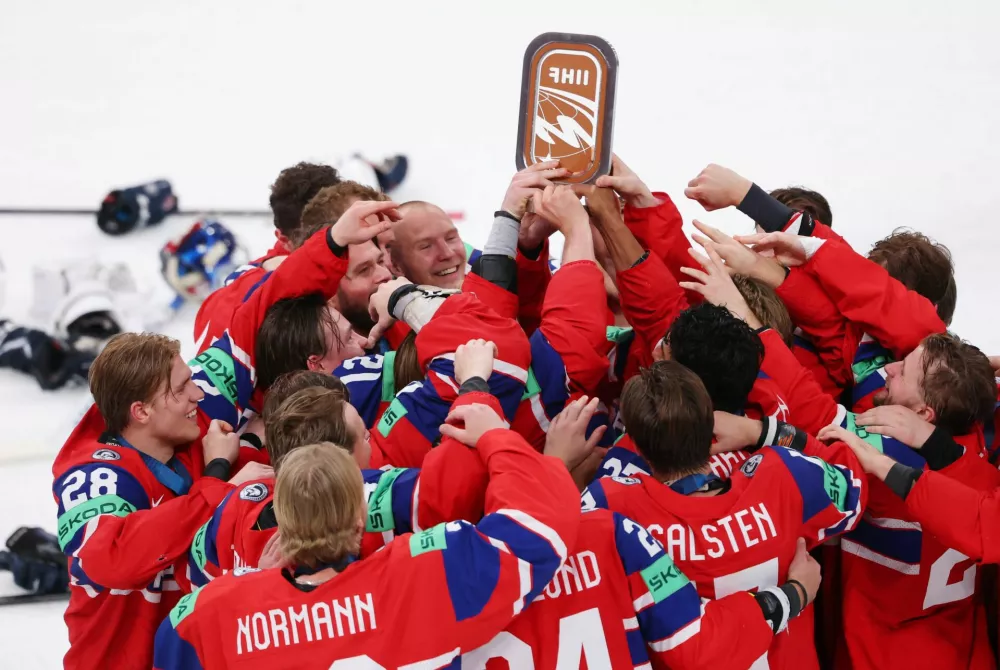 Ice Hockey - IIHF World Championships - Bronze Medal Game - Canada v Norway - Swiss Life Arena, Zurich, Switzerland - May 31, 2026 Norway players celebrate with the trophy after winning the bronze medal game REUTERS/Denis Balibouse