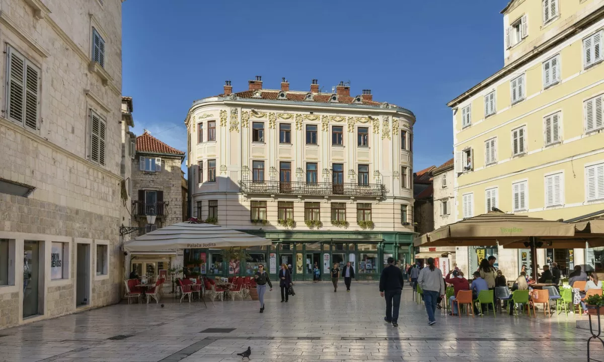 Cene hotelskih sob in zasebnih apartmajev v vrhuncu turistične sezone dosegajo rekordne ravni, razlike med obema vrstama namestitev pa se postopoma zmanjšujejo.