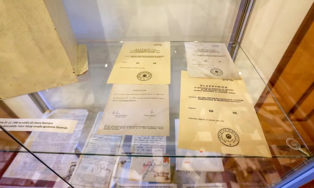 - Plebiscit 23.12.1990 - glasovnica za glasovanje na plebiscitu za odločitev ali naj Republika Slovenija postane samostojna in neodvisna država &ndash; - 31.01.2023 - Muzej slovenske osamosvojitve, Jamova cesta 25 v Ljubljani //FOTO: Luka Cjuha