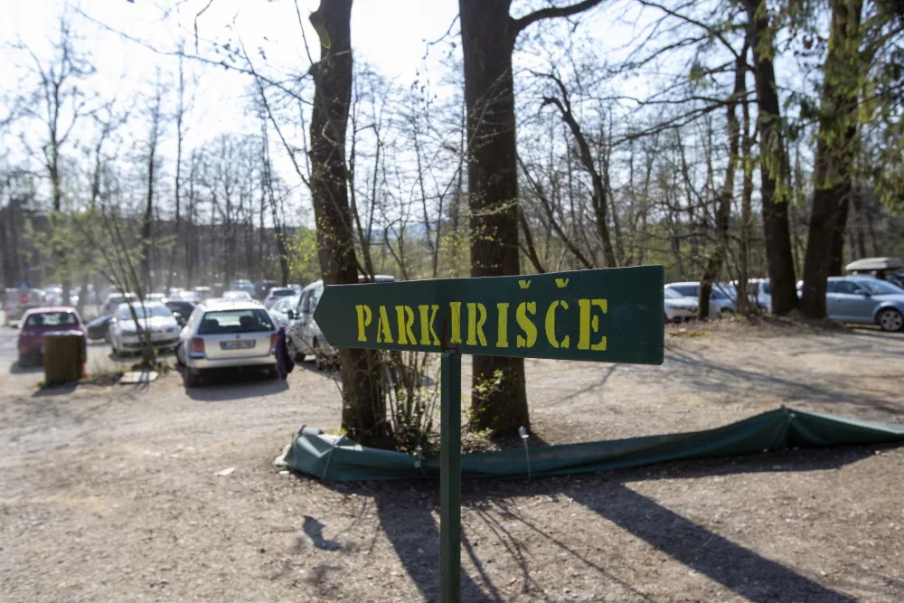 - parkiri&scaron;če - - 1.4.2019 - ZOO Ljubljana - parkiranje ob Večni poti pri živalskem vrtu Foto: Matjaž Ru&scaron;t / Foto: Matjaž Ru&scaron;t