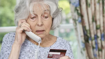 Starejša gospa med telefonskim pogovorom. Slika je simbolična.