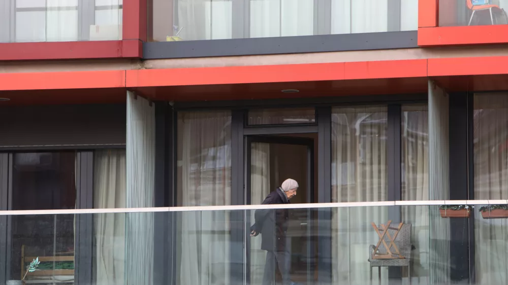 - Simbolična fotografija - upokojenci - starostniki - sprehajanje po balkonu, zračenje prostorov, - 08.12.2020 - DEOS Center starej&scaron;ih Trnovo, zasebni socialnovarstveni zavod s koncesijo - dom starej&scaron;ih občanov (DSO), Devinska 1 v Ljubljani, Foto: Tomaž Skale